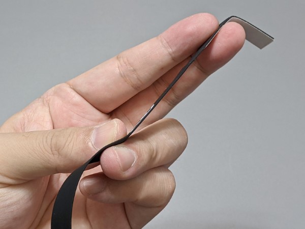 素材はシリコンで、厚みは1mm以下と極薄。長さは20cmと23cmの2タイプ