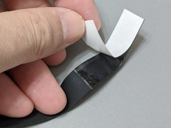 先端の剥離紙をはがして、iPhone保護ケースに貼り付けて使用します