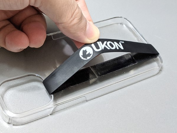 装着した状態。シリコンゆえ自在に伸縮します。ロゴが目立ちすぎるのがやや難