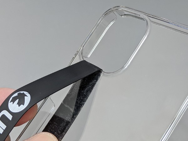 上部はiPhoneのカメラ穴に通し、両面テープで貼り付けます