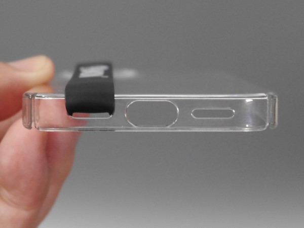 底面のスピーカー穴を通すことで、ベルトが一周する格好になります