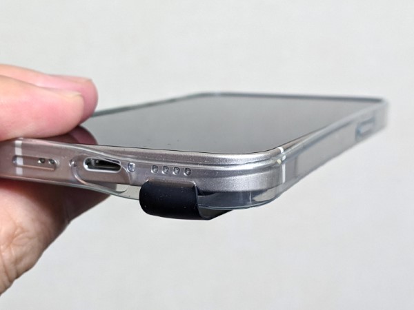 ケースが柔らかい素材だとこのように変形してしまい実用に耐えません