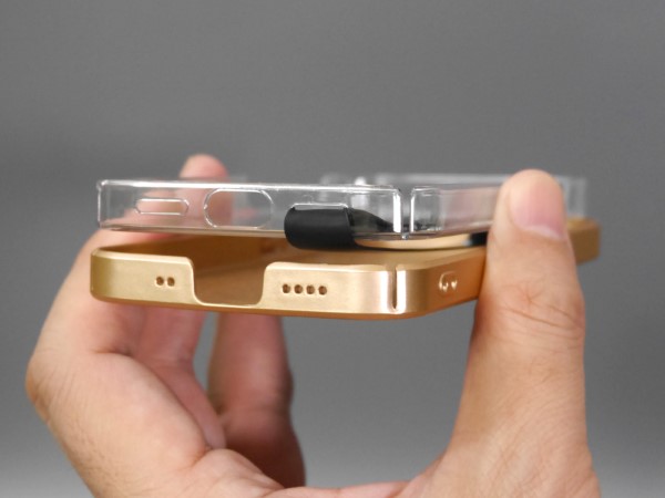 スピーカー穴が開いていないケースではベルトの取付そのものが不可能です