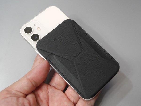iPhone 12 miniに取り付けた状態。幅はほぼ同じになるよう設計されています