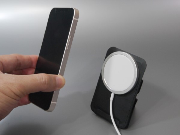 MagSafe充電器を磁力で貼り付け、充電を行うというトリッキーな使い方もできます
