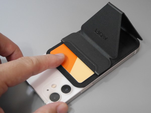 スタンドの裏面には隠し機能としてカードを入れるスリットが設けられています