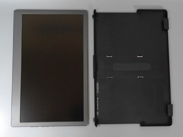 「On-Lap 1306」は、スタンド一体型ケース(右)に本体をはめ込み、立てて使用します