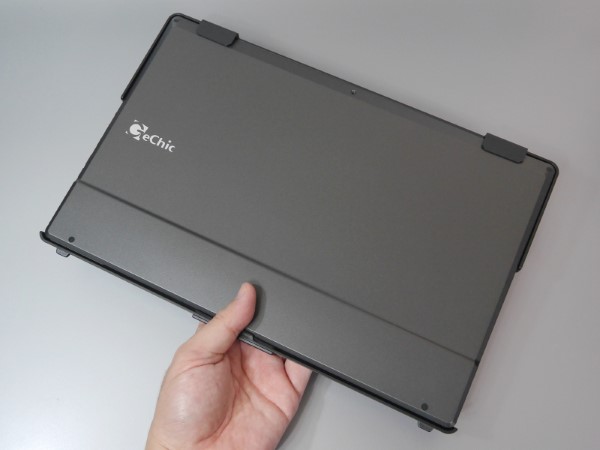 取り外した本体を表裏逆にはめ込めば、画面を保護しつつ持ち歩きが可能になります