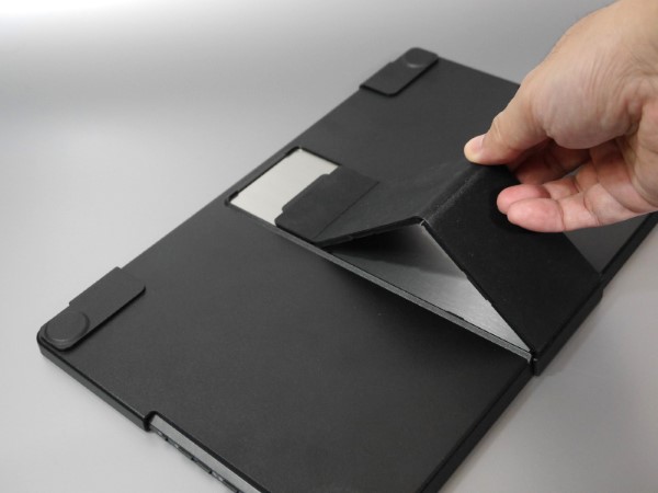 スタンドはマグネットで背面に吸着し、角度を自由に変えることができます