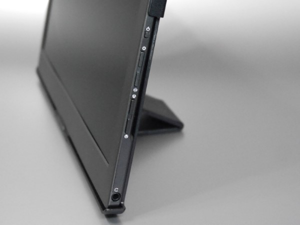 本製品を始め多くのモデルは、側面のボタンを使って音量調整や輝度調整を行います