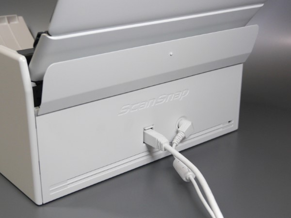 Wi-Fiにも対応した上位モデルと異なり、こちらの接続方式はUSBのみ