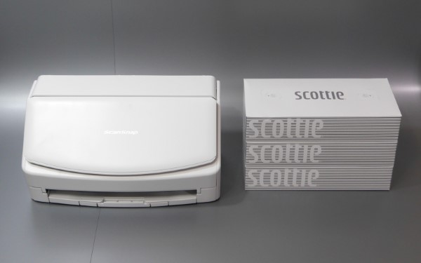 背の高さはボックスティッシュ3個分ほど。幅もおおむね同じくらいです