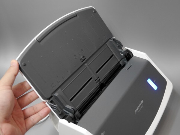 利用にあたってはまず上部の給紙トレイを開き、必要に応じガイドを伸ばします