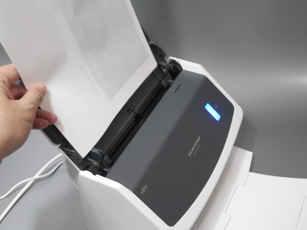 原稿は最大50枚まで一括セットできます。二つ折りでA3サイズも読み取れます