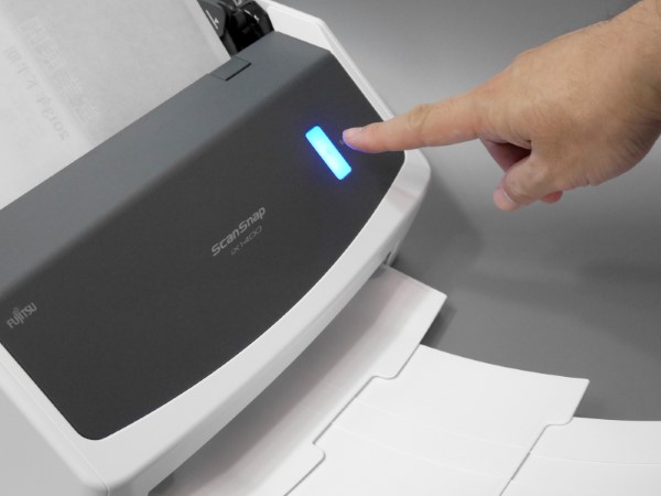 青いボタンを押すとスキャン開始。PC側ソフトから操作することもできます