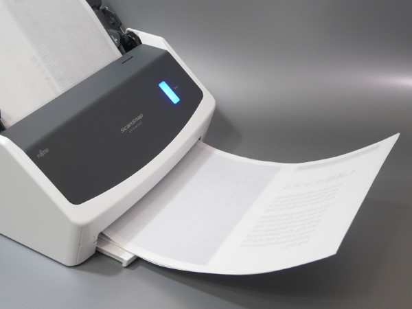 読み取った原稿が手前のトレイに排出されます。1分40枚と高速