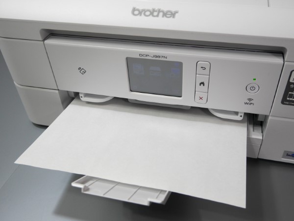 印刷時は前面の排紙トレイを引き出して使用します。自動両面印刷にも対応
