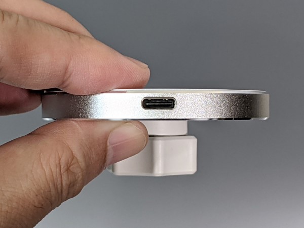 USB Type-Cポートを搭載。付属のケーブルでシガーソケットなどから給電します