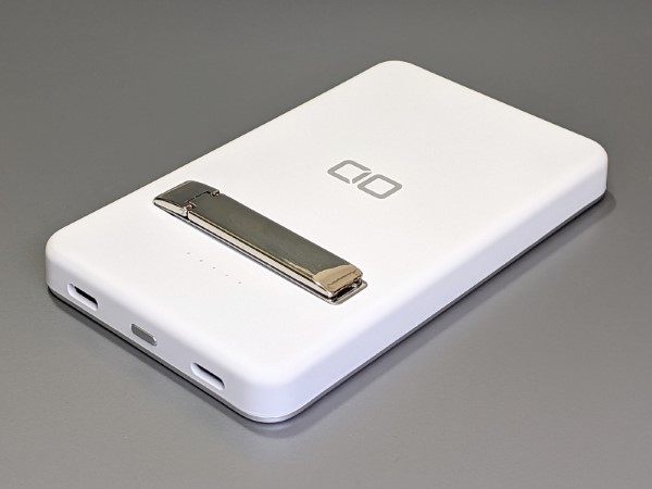 容量は5,000mAhと、iPhone約1回分の充電が行なえます。重量は約130g