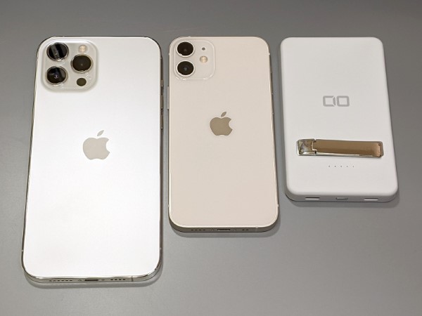 左からiPhone 12 Pro Max/mini/本製品。後述するようにminiでの利用は推奨しません