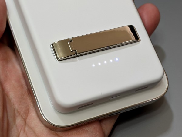 バッテリー残量は5段階で本体天板部に表示されます。充電時は点灯します