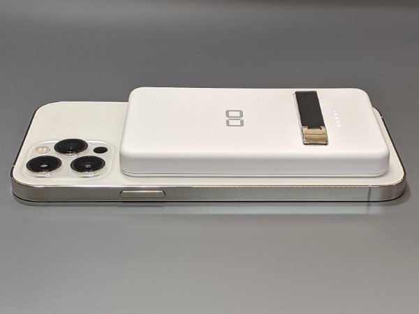 厚みは11mmとiPhone本体よりも厚めですが、容量からして致し方ないでしょう