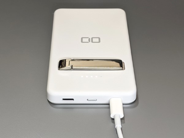 iPhoneと同じくLightningケーブルで本体を充電できます