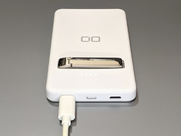 USB Type-Cケーブルでも充電できます。またここから有線でスマホの充電も行えます