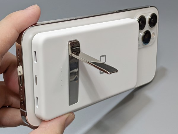 スタンドが付属しており立てて使うこともできます。ただし安定性はイマイチです