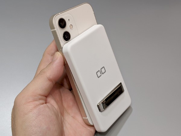 iPhone 12 miniはカメラに干渉するため、ずらして取り付ける必要があります