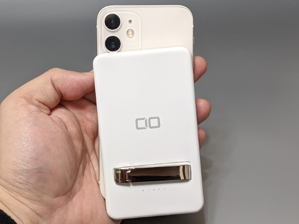 正面から見た状態。物理的には充電できても、これでは利用がためらわれます