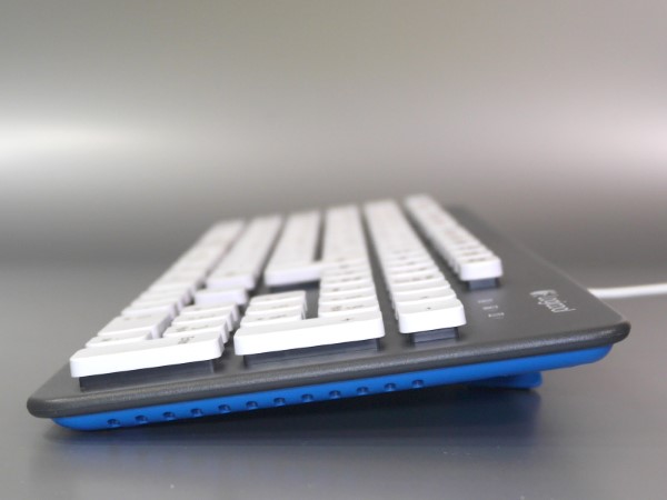 スタンドを起こして角度をつけた状態