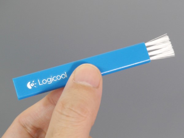 清掃用ブラシは本体裏面に収納できます