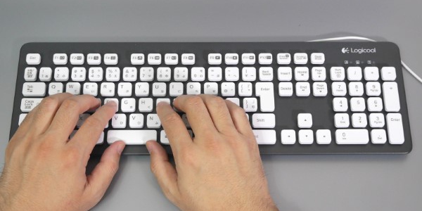 打鍵中の様子。上段ファンクションキーは4つずつグループ化されており判別も容易です