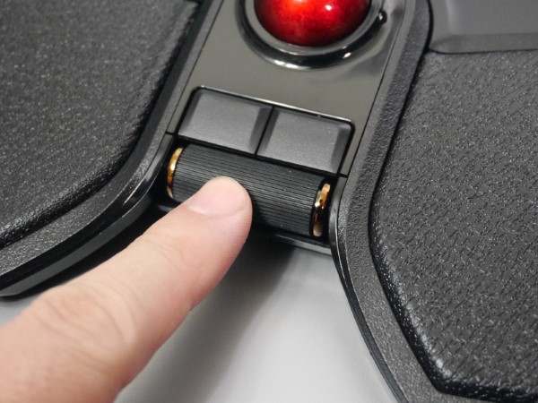 手前にはホイールの役割を果たすローラーと、戻る/進むボタンを搭載します