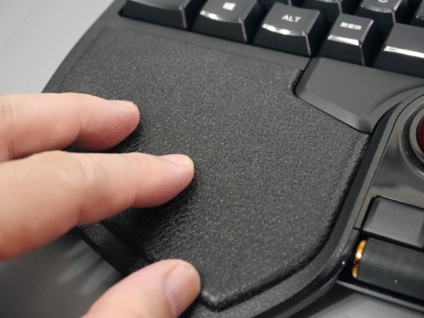 パームレストはクッション素材で長時間の打鍵作業でも手が痛くなりません