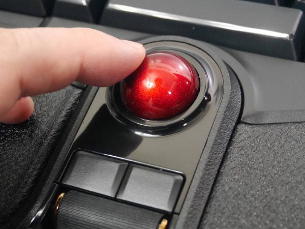 ボールの直径は25mm。多くの場合は親指で操作します