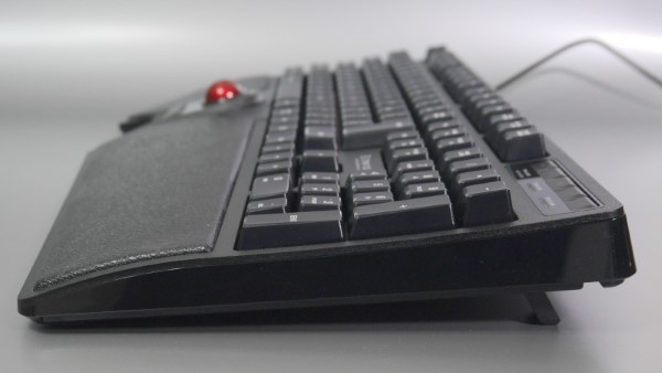 横から見るとかなりの隆起があります。キーボードの角度は2段階で調整可能