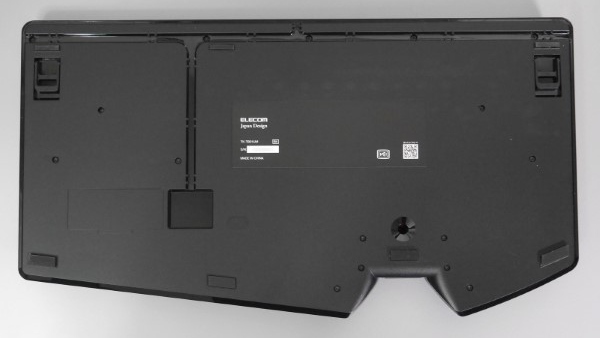 ケーブルは取り外しが可能。中央やや左にポートがあり、そこからガイドに従って配線します