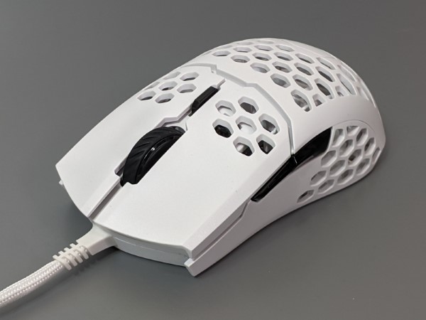 外見は一般的なマウスですが、ボディに穴を空けることで軽量化を図っています