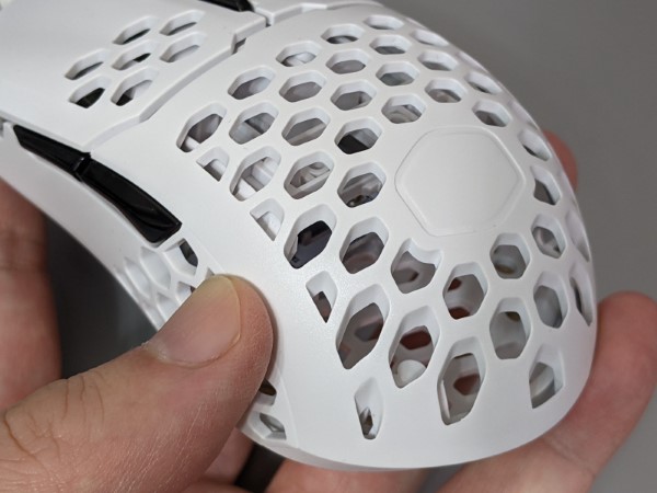 内部の基板は前方寄りに配置されており、意外と見えにくいのも特徴です