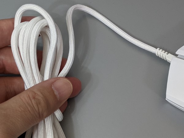 布のヒモかと思ってしまうほどしなやかなケーブル。動かしやすさは抜群です