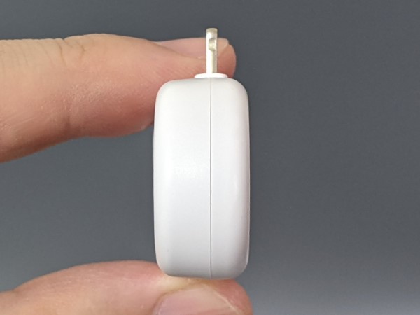 厚さは14mmと、スマホに比べるとやや厚みがあります