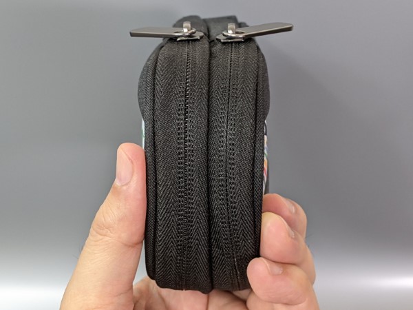 表側と裏側、それぞれが独立した構造。いずれもファスナーで開閉します