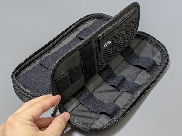 表側はパーティションで2層に分かれています。モノの固定にはゴムバンドを使用