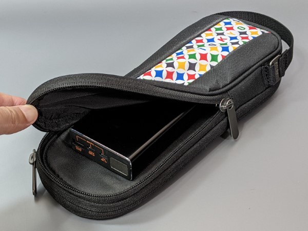 裏側はポケット式で、モバイルバッテリーやポータブルHDDなどの収納に適します