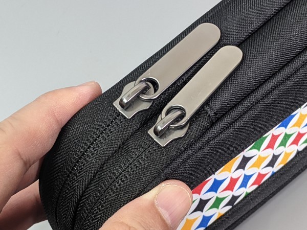 本製品のジッパー。片開きなので反対側まで一周させないとモノが取り出せません
