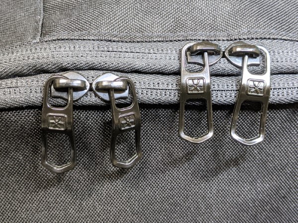 両開きのジッパーを採用した同種製品だと、任意の部分だけ開けてモノを取り出せます