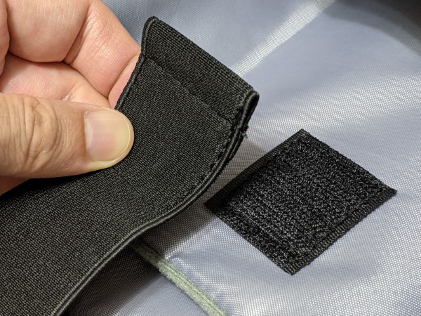 同種製品によくある面ファスナーで締め付けを調整する仕組みは本製品にはありません