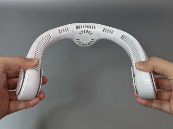 本体はしなる構造になっており、広げた状態で首に後ろから掛けます